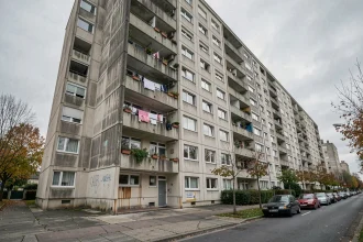 Façade extérieure de la cité Pablo Picasso à Nanterre, immeubles en béton préfabriqué avec balcons et linge séchant, architecture brutaliste des années 1970